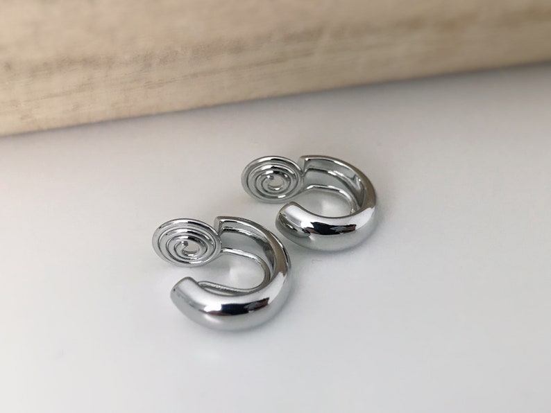 PAINLESS CLIPS U spiral earrings Small circle gold / silver color. Comfortable Ear Clips Delicate Earrings Silver