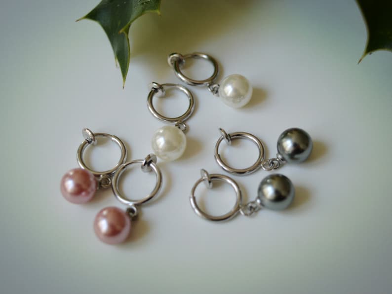 Boucles d'oreilles CLIPS avec perles blanc/ rose/ gris image 1