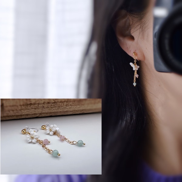 Boucles d'oreilles Clips INVISIBLES pendantes, Mini Perles facettes rose vert. Double Mini fleurs blanches. Clips d'oreilles confortable.