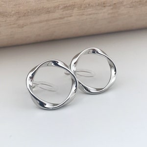 Boucles d'oreilles Clips INVISIBLES Cercle couleur Argent / Or, Cercle torsadé Clips d'oreilles confortable bijoux minimaliste quotidien. Argent