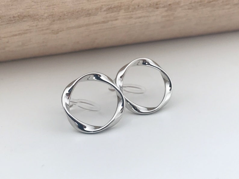 Boucles d'oreilles Clips INVISIBLES Cercle couleur Argent / Or, Cercle torsadé Clips d'oreilles confortable bijoux minimaliste quotidien. Argent