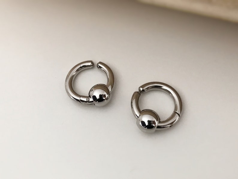 Rock Boucles d'oreille CLIPS Pince Anneaux avec perle couleur Argent/ Noir pour oreilles non percées. Hommes Femmes Créole cercle 17mm image 3