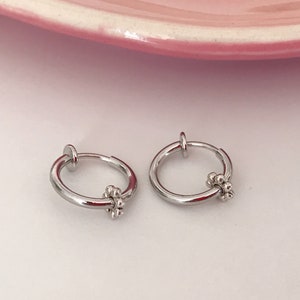 Clips d'oreille 2-EN-1 CLIPS anneaux argenté. mini perle fleur métal, très mignon Oreilles non percées Bijoux quotidien Anneaux 1.3cm image 4