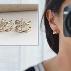 Brilliant Star Goldfarbene Mini-Ohrclips mit Zirkonen. Unsichtbare zarte Stern-Doppelreifen-Clips. Bequeme Ohrclips