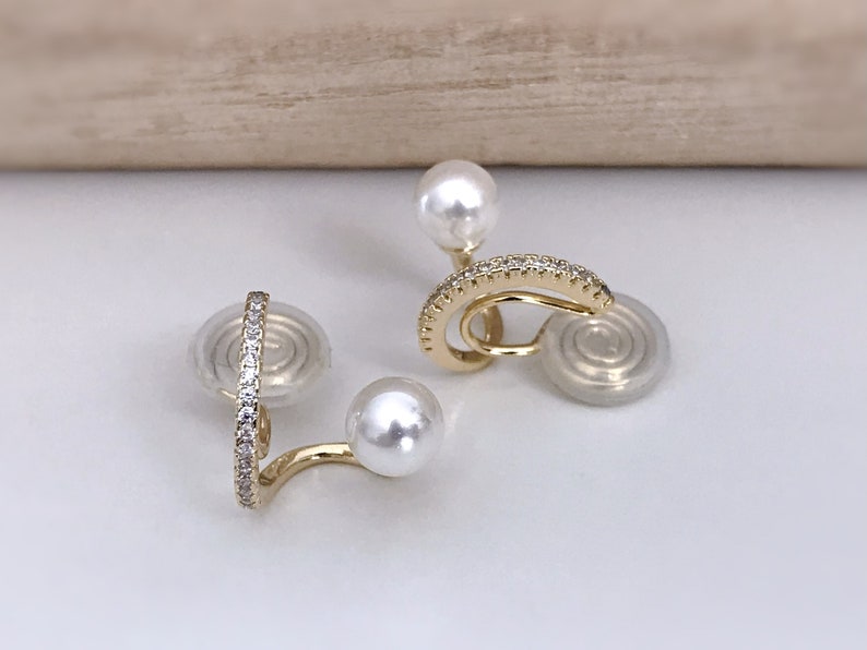 SANS DOULEUR Boucles d'oreilles CLIPS U spirale Croix Mini Pierres Zircon Perle blanche 6mm, plaqué d'Or. Clips d'oreilles confortable. image 2