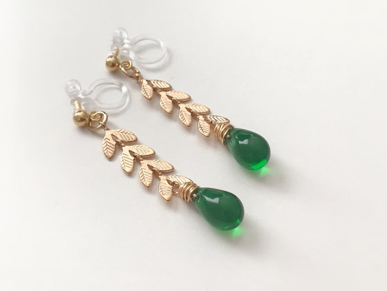 Boucles d'oreilles pendantes CLIPS INVISIBLES couleur doré, Chaîne feuilles, Perle goutte d'eau émeraude vert / Vert poan, bijoux quotidien. image 5