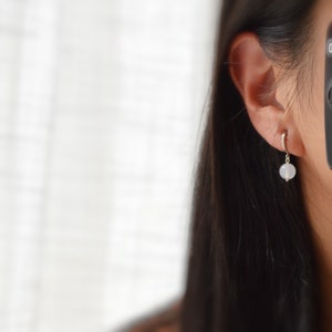 Boucles d'oreilles CLIPS créoles argenté Perles d'agate blanche naturelle. Bijoux quotidien. Clips discret confortable Oreilles NON percées. image 7