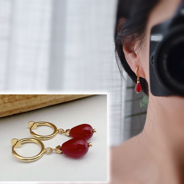 Clips d'oreille CLIPS pendants anneaux Créoles doré avec Perle goutte d'eau calcédoine rouge. Bijoux quotidien Anneaux 1.3cm
