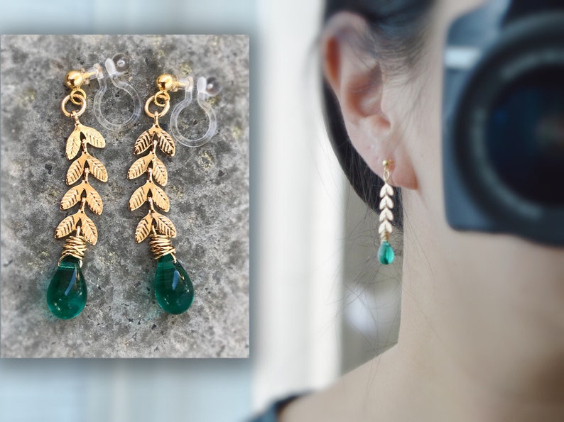 Boucles d'oreilles pendantes CLIPS INVISIBLES couleur doré, Chaîne feuilles, Perle goutte d'eau émeraude vert / Vert poan, bijoux quotidien. image 1