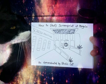 Pode incluir: Uma ilustração desenhada à mão de um estúdio de serigrafia com o texto "How to (Not) Screenprint at Megalo" e "SCREEN PRINTING" acima da ilustração. O texto "As demonstrated by Studio Cat" está abaixo da ilustração.