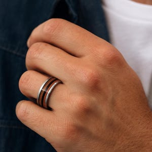 Bague pour homme, bague en titane, bague avec triple incrustation de bois, bois de cocotier, bois d&#39;arang et acajou, titane pour homme, bague en titane