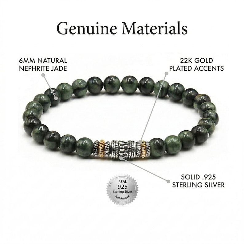 Pu&ograve; includere: Un braccialetto di perline con perline di giada nefrite naturale da 6 mm. Il braccialetto include dettagli placcati in oro 22K e una chiusura in argento sterling massiccio .925. Il testo "Genuine Materials" &egrave; visualizzato in alto.