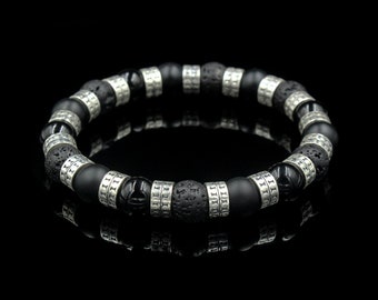 Könnte beinhalten: Schwarzes und silbernes Perlenarmband mit Lava- und Onyxperlen.