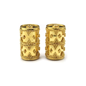 Deux perles tube de granulation de Bali en or vermeil 22 carats, 17 mm, 6,38 g. Deux perles de Bali cylindriques en or vermeil