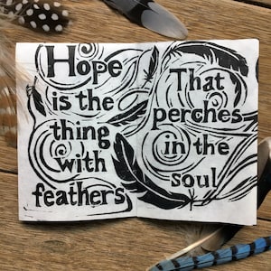 Hope Is The Thing With Feathers Linoldruck Karte & Mini-Buch, Emily Dickenson inspiriertes Originaldesign, handgeschnitztes und gedrucktes Kunstwerk