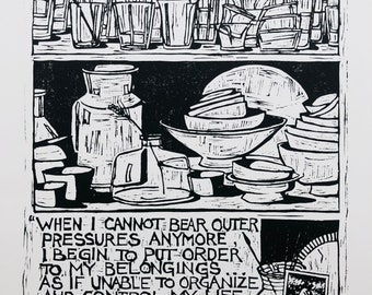 Puede incluir: Una impresión en madera en blanco y negro de un bodegón con un estante con vasos apilados y un estante inferior con cuencos y un frasco. La impresión incluye una cita de Anaïs Nin: "Cuando no puedo soportar más las presiones externas, empiezo a poner orden en mis pertenencias como si fuera incapaz de organizar y controlar mi vida, intento ejercer esto en el mundo de los objetos."