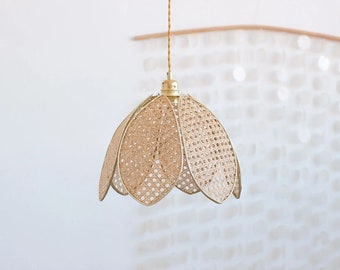 Simple flower pendant in canework