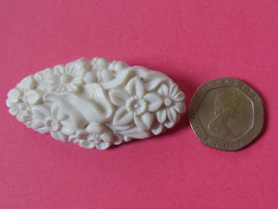 Beautiful NOS Vintage 1950's Carved Lucite Brooch… - image 4
