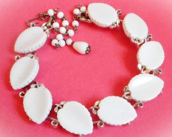 Fabulous LISNER jewellery - Vintage 1950s White Lucite Leaves Leaf Necklace milk glass chain MCM Statement mid century glamour pin up VLV