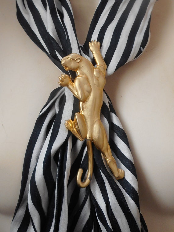 Striking Vintage Panther gold tone scarf clip-  o… - image 6
