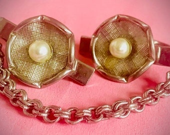 Lovely Vintage 1950s Faux pearl Sweater Clip Guard, silver tone chain, cardigan cape closure Mid Century MCM pin up girl, gorgeous accessory