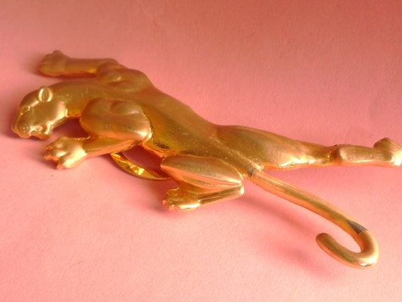Striking Vintage Panther gold tone scarf clip-  o… - image 4