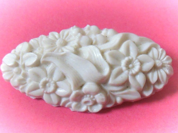 Beautiful NOS Vintage 1950's Carved Lucite Brooch… - image 1