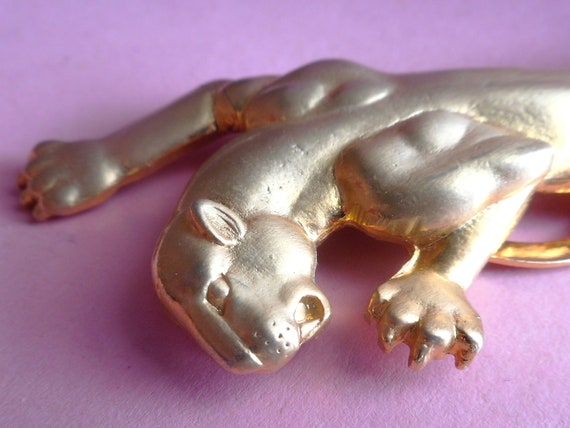 Striking Vintage Panther gold tone scarf clip-  o… - image 5