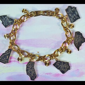 Fab Vintage 1950&#39;s US American black enamelled state charm bracelet, gold tone, handmade with all original new old stock vintage materials