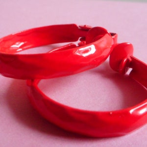Lovely NOS 1950&#39;s 1960&#39;s Vintage bright lipstick red enamelled metal textured hoop clip on earrings, deadstock never worn mid century