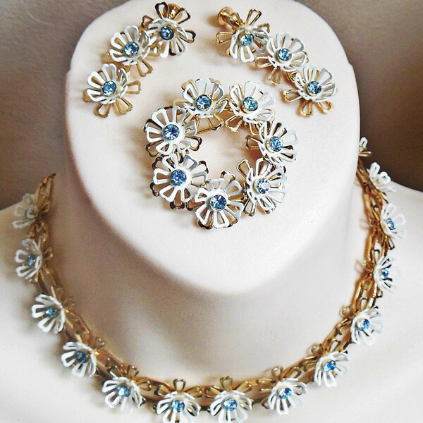 MINT Vintage 1950 CORO Schmuck set , gold Ton weiß Emaille blau Saphir Strass Blumen , Halskette Brosche/Pin Ohrringe Parure