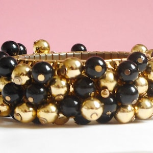 Coole 50er 60er Jahre Vintage Erweiterung &quot;Cha Cha&quot; Armband, goldene und schwarze Kunststoff/Lucite Perlen auf Faltton Metall zwei Schattierungen Mid Century Pin Up
