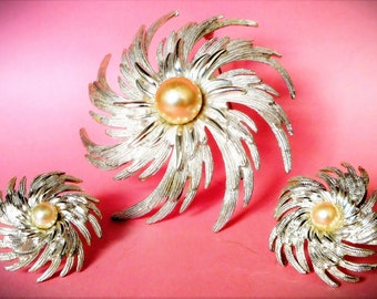 Iconic Sarah Coventry Vintage Silver Tone 1962 "PINWHEEL" Brooch & Earring jewellery set, glamourous design, atomic MCM, signed, pin up girl
