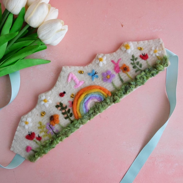 Tęczowe czapeczki urodzinowe, filcowa korona na imprezę, wełniana korona urodzinowa, korona Waldorf dla malucha, spersonalizowana korona filcowana igłą,