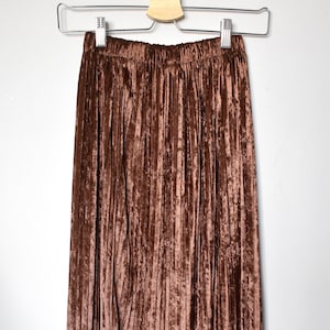 Vintage 90&#39;s plush brown midi skirt/ High-waist pleated skirt/ Elasticated-waist velvet skirt/ Hipster, boho, versatile skirt