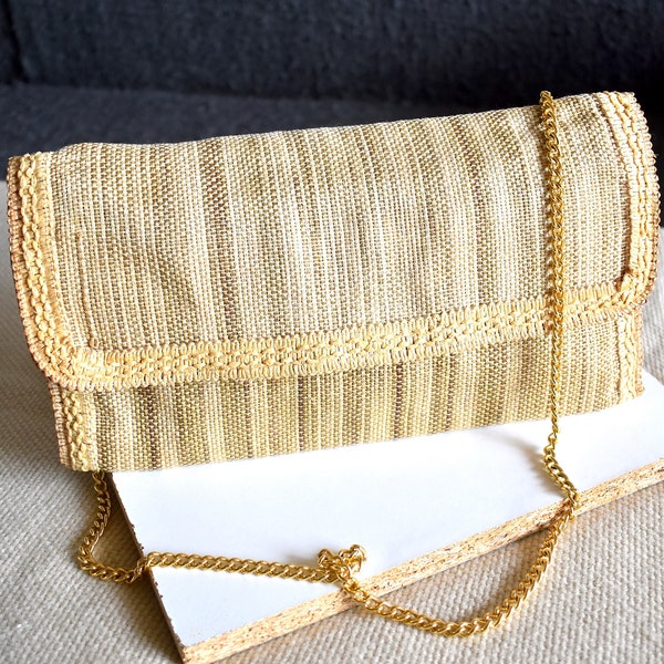 Vintage 80's tan sackcloth clutch bag with gold chain strap/ Woven envelope bag/ Flap party bag/ Hipster, streetwear, preppy bag