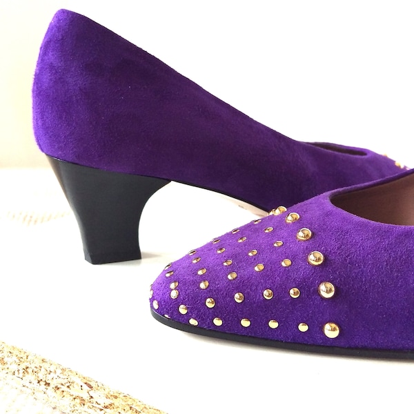 Vintage 90's purple suede pumps/90's mid-heel slip-on suede shoes/Gold-metal beads toe cap embellished pumps/Pointed-toe pumps/Made in Italy