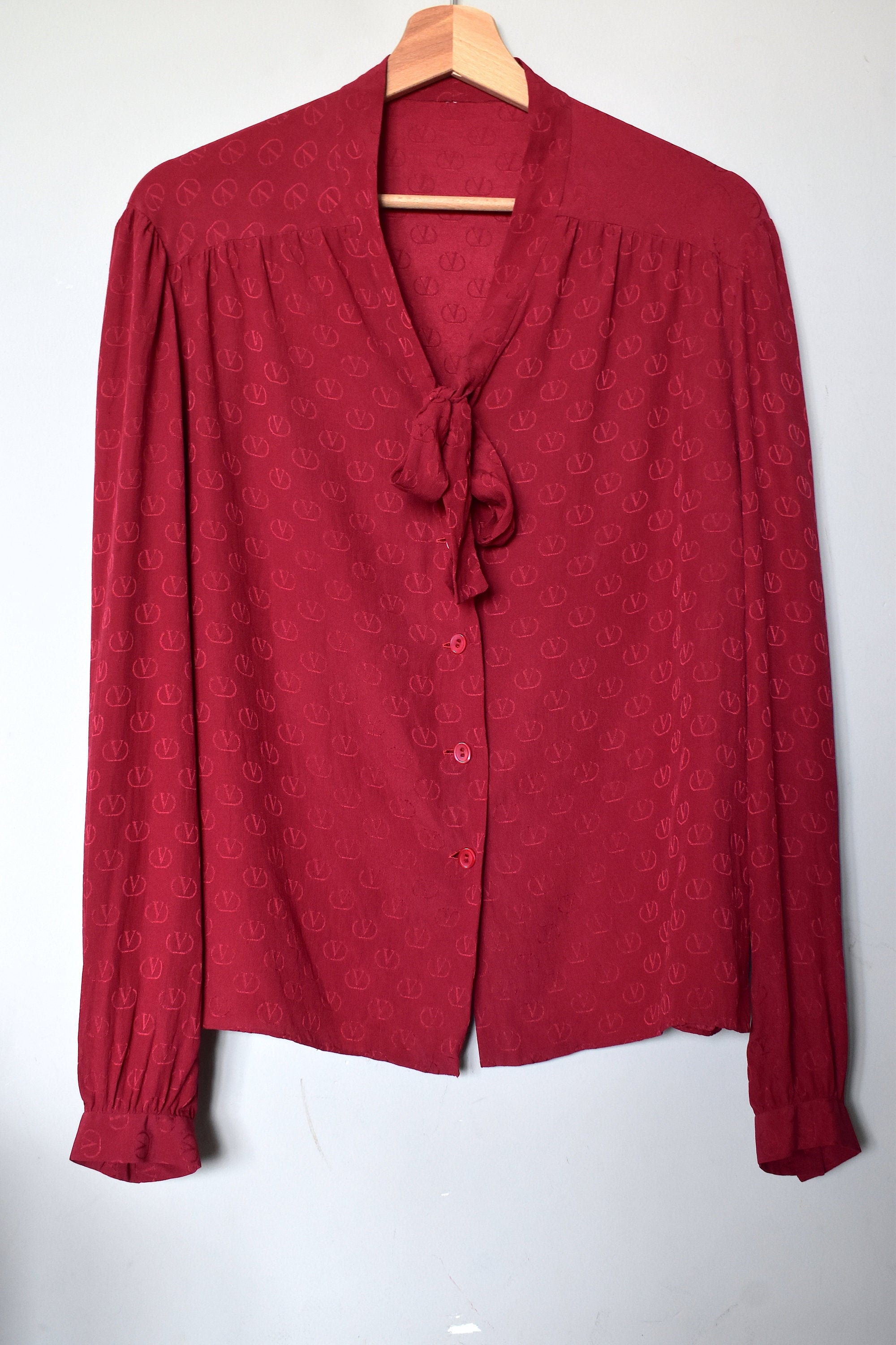 Vintage 70's burgundy pussy bow-tie shirt/ Flowy print shirt/ Patterned button-up top/ Dress shirt/ Hipster, preppy, streetwear shirt