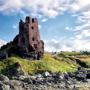 Côte de l'Ayrshire, château de Dunure sud-ouest de l'Écosse. Impression d'archives Fine Art Glicee. image 1