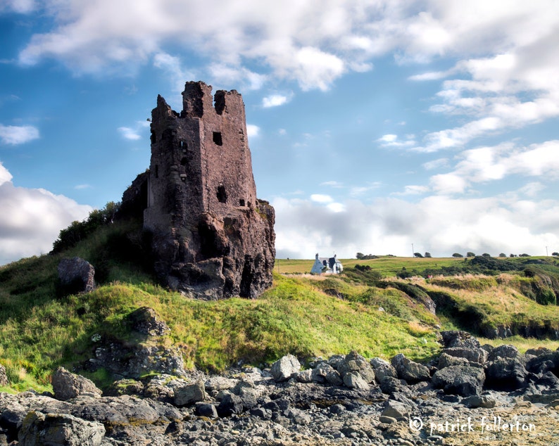 Côte de l'Ayrshire, château de Dunure sud-ouest de l'Écosse. Impression d'archives Fine Art Glicee. image 1