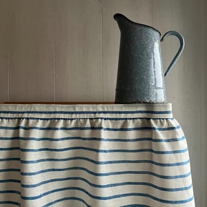 Puede incluir: Un juego de tres tazas de cerámica con un acabado mate moteado. Las tazas son en tonos crema, gris claro y gris oscuro. Cada taza tiene un diseño simple y minimalista, ideal para café o té.