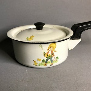 Vintage saucepan with animation