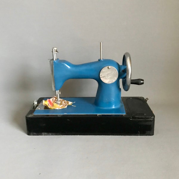 child sewing machine / soviet sewing machine / vintage sewing machine