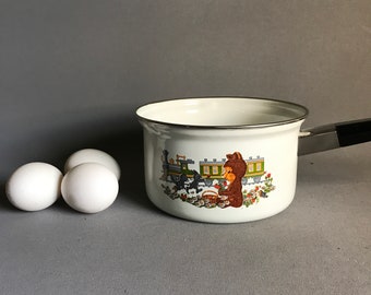 Vintage saucepan with animation