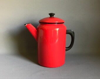 Bollitore vintage in smalto rosso, caffettiera da campeggio, cucina retrò