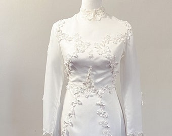 Vintage 1970s Classic Cottagecore Floral Trim Wedding Dress with Full Train (Size 4 / Small)