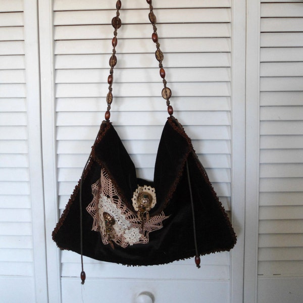 Upcycled redessiné Hippie Bohème dentelle bourse velours faux brun foncé main napperons teints pendentifs ceinture vintage Bohème tzigane sac fermeture éclair en laiton