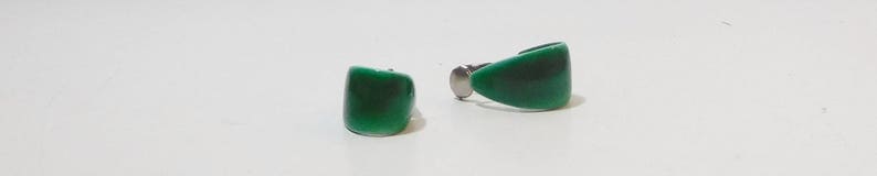 Never Worn Minimalist Mod Neo Victorian Steampunk Boho Vintage Gift Small Oval Enameled Dark Green Clip On Non Pierced Earrings