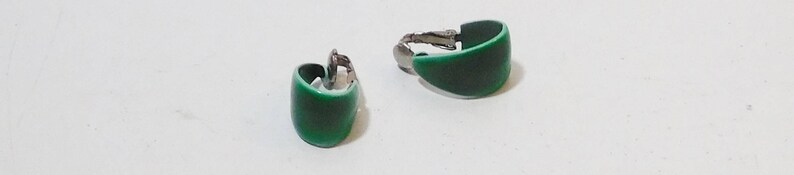 Never Worn Minimalist Mod Neo Victorian Steampunk Boho Vintage Gift Small Oval Enameled Dark Green Clip On Non Pierced Earrings