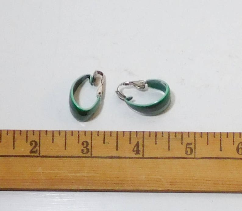 Never Worn Minimalist Mod Neo Victorian Steampunk Boho Vintage Gift Small Oval Enameled Dark Green Clip On Non Pierced Earrings